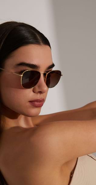 Mó x SPSM-Hero section image-Girl with the collection's glasses