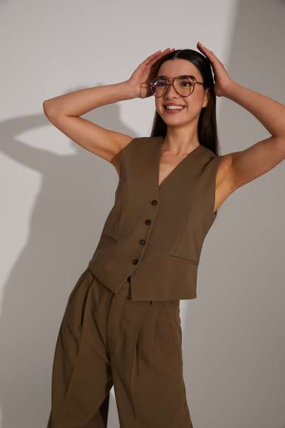 Mó x SPSM-Hero section image-Girl with the collection's glasses