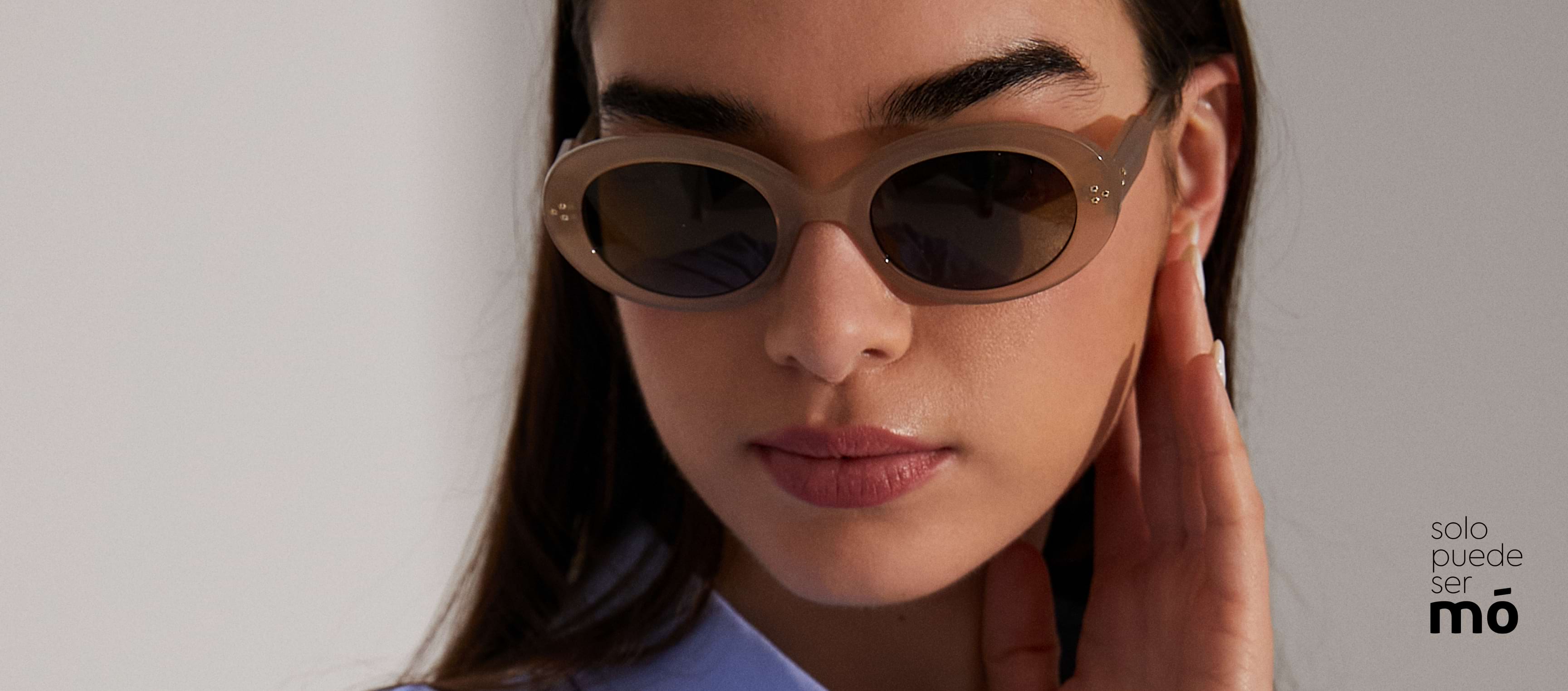 Mó x SPSM-Hero section image-Girl with the collection's glasses