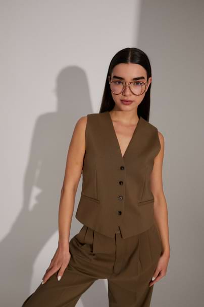 Mó x SPSM-Hero section image-Girl with the collection's glasses