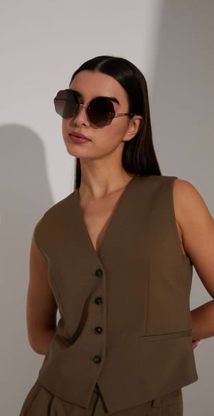 Mó x SPSM-Hero section image-Girl with the collection's glasses